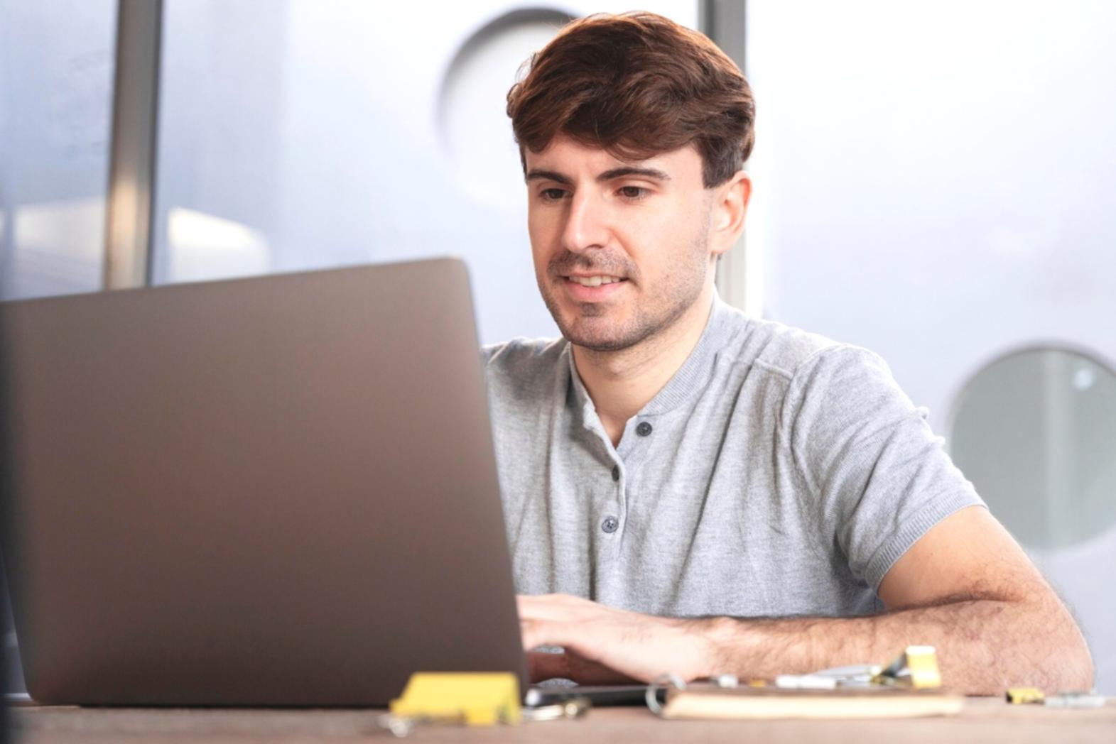 Espace de formation avec documentation financière et outils pédagogiques