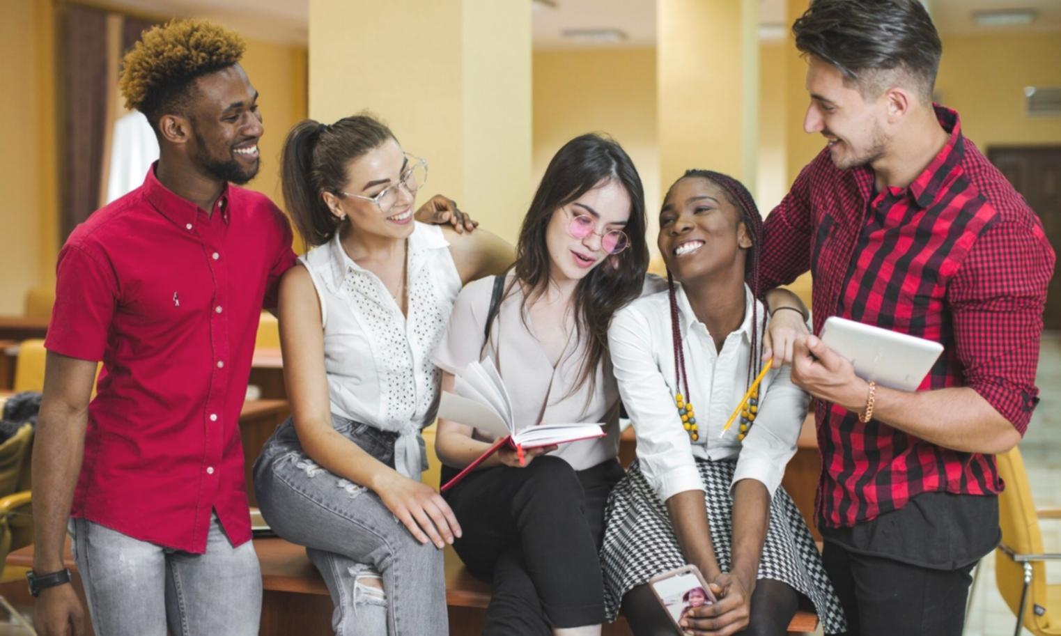 Environnement d'apprentissage professionnel avec documents financiers et outils de formation