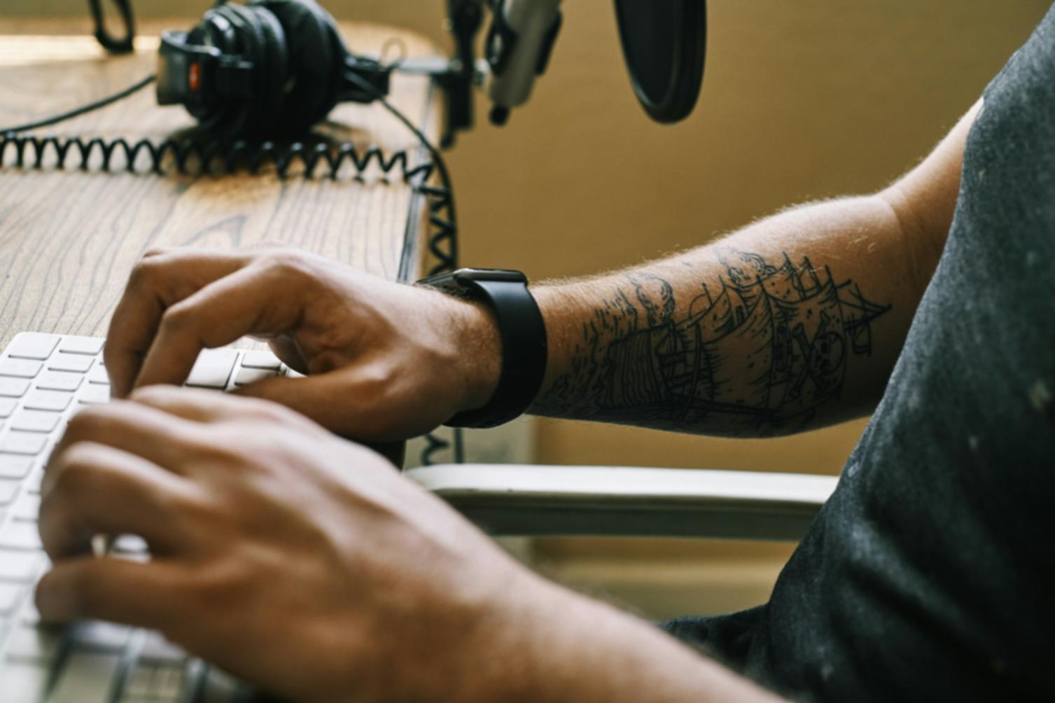 Étudiant travaillant de manière concentrée sur un projet de gestion documentaire