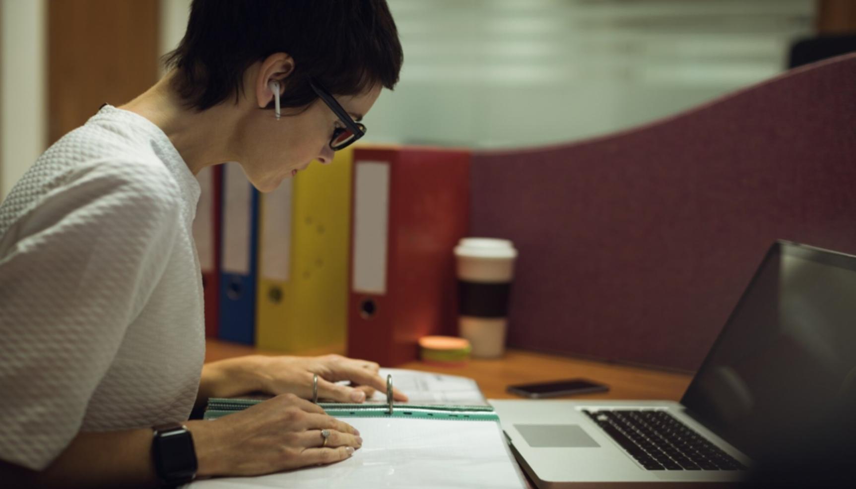 Bureau de conseil financier avec documents et calculatrice
